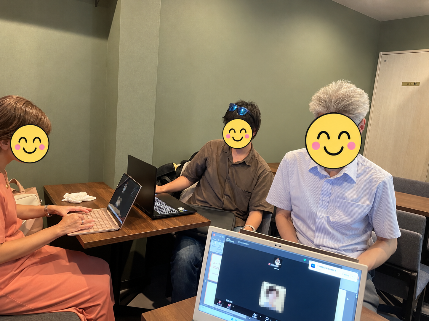 団長さんの秘書づくりレッスンの様子。写っている方の顔はにっこりマークで覆っています。