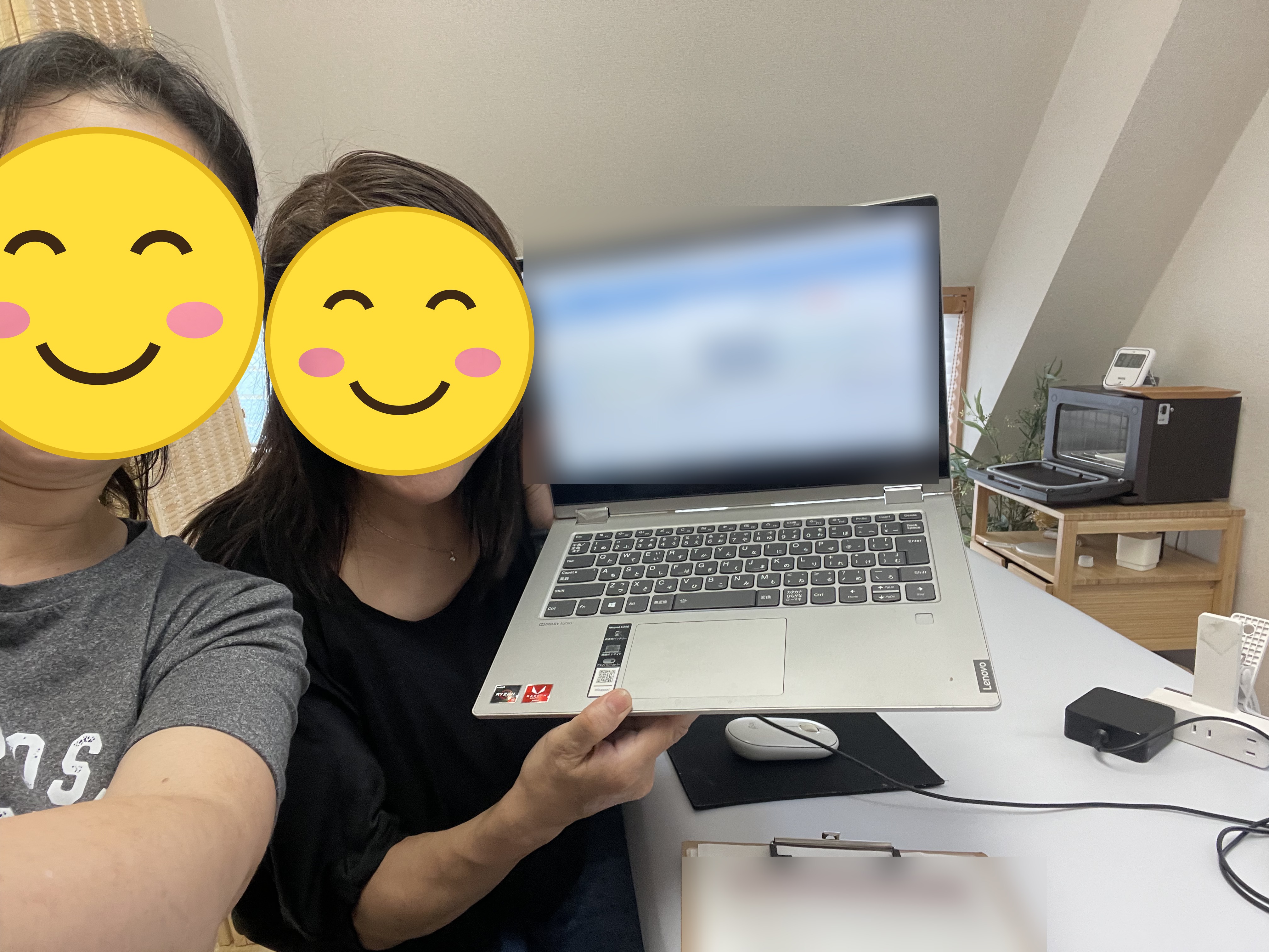 ともさんの秘書づくりレッスンの様子。顔はにっこりマーク、パソコン画面と手元の書類はぼかしで覆っています。